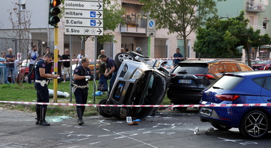 Paura a Milano, l'auto si ribalta e investe due pedoni: grave una donna. L' incidente