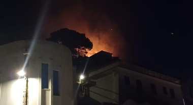 Vasto incendio a Praiano, le fiamme minacciano le case