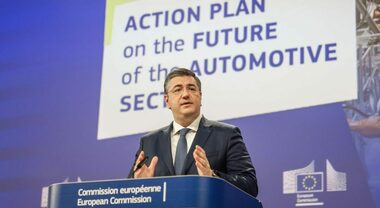 Ue, il Commissario ai Trasporti Tzitzikostas: «Per target auto al 2035 puntiamo a neutralità tecnologica»