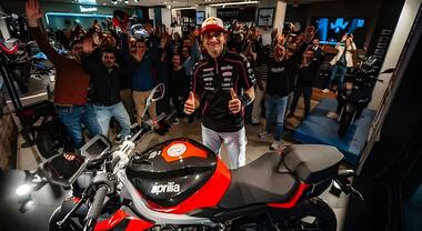 Aprilia, Jorge Martin apre le vendite della Tuono 457. Il campione a Milano ospite dello showroom del Gruppo Piaggio