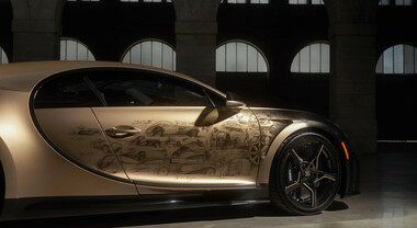Bugatti Chiron Golden Era: la one off con la storia del marchio disegnata sulle portiere