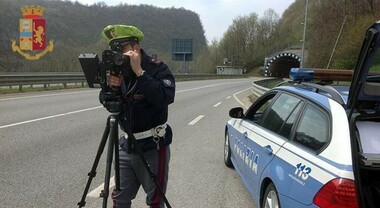Telelaser in azione a Bra, in 9 casi su 10 sospesa la patente. Auto in tangenziale a 162 km/h quando il limite è 90