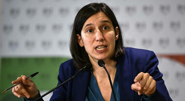 Elly Schlein e il Pd spaccato dopo il voto sul riarmo europeo: la  segretaria in discussione,