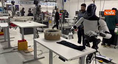 Il robot umanoide di Tesla, Optimus, piega una maglietta