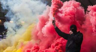 Fumogeni e torce allo stadio: denunciato 48enne tifoso -   Avellino
