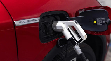 BYD lancia ricarica ultraveloce da 1.000 kW. In soli 10 minuti ricarica un pacco batterie da 100 kWh