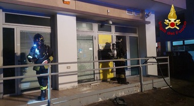 Commando fa esplodere lo sportello di Poste Italiane: danni ...