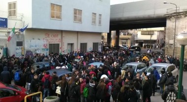 Napoli c un topo in classe protesta all istituto tecnico Caruso