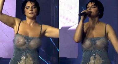 Arisa, nude look (abito trasparente) a San Siro: il look sexy ...