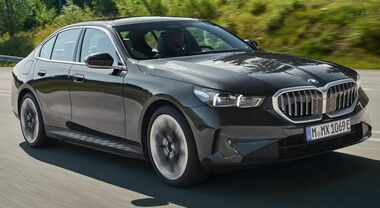 BMW Serie 5 Berlina, in arrivo l'ibrida plug- in. Due versioni 489 e 299 cv, con autonomia elettrica fino a 103 km