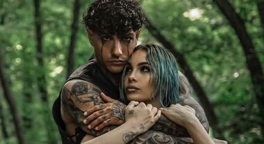 Remake de “Il corvo”, video di Tony Effe e Rose Villain al parco ...
