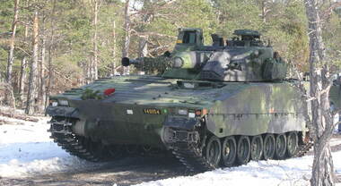 Svezia, missione in Lettonia per la sicurezza del Baltico: tank e blindati lungo il confine con la Russia