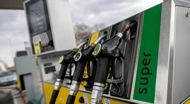 Carburanti, prezzi in discesa per benzina e diesel. La verde ​in modalità self è a 1,919 euro/litro