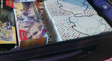 Vende le sue carte Pokemon da 105mila euro. Il compratore consegna la  valigetta con i contanti,