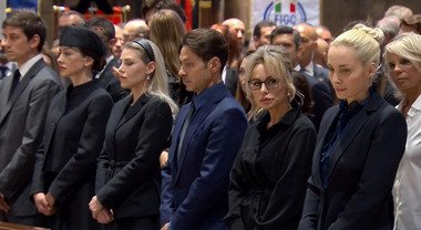 Berlusconi, diretta funerali. Il feretro lascia il Duomo fra palloncini e  applausi. L'omelia: «Una