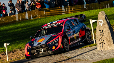 Wrc, Neuville (Hyundai) torna al comando del Rally Europa Centrale. L'incidente di Evans spiana a Rovanperä (Toyota) la strada verso il titolo
