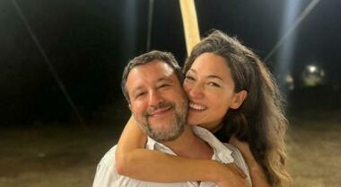 Salvini festeggia: «Difendere l'Italia non è reato». L'abbraccio ...