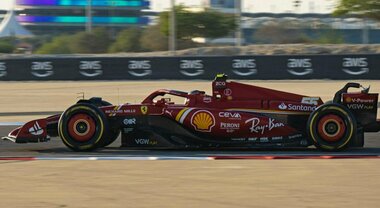 Guizzo Ferrari nei test in Bahrein, Sainz il più veloce. La Red Bull alle prese con le accuse ad Horner