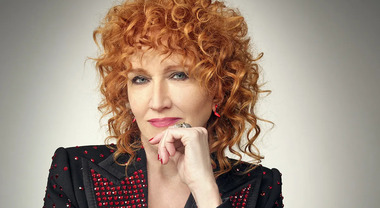 Fiorella Mannoia in visita a Napoli tra Maradona e passone per le graffe