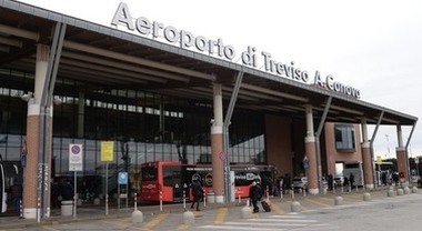 Aeroporto bloccato, attività in ginocchio: chiudono bar, pizzerie e b&b