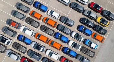 Mercato auto Europa: -3,1% le immatricolazioni a febbraio. Volano le elettriche +26,1%. Crolla Tesla -40,1%