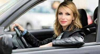 Più donne al volante in Italia, sono il 41,7% delle immatricolazioni di auto nuove nel 2024. E preferiscono le ibride