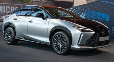 Lexus, c’è la nuova RZ: la cloche scalza il volante e ruggisce con la F-Sport