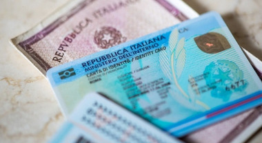 Carta d'identità, no alla dicitura «padre» e «madre». La Cassazione: torna