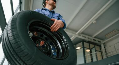 Cambio gomme: dal 15 aprile termina l'obbligo di pneumatici invernali. Da domani si possono montare quelle estive