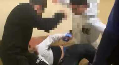 Salento: pestaggio in stazione, baby gang colpisce con calci e ...