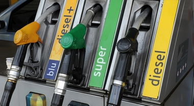 Carburanti, nuovi ribassi per benzina e diesel. Prezzo medio della verde self è 1,719 euro al litro