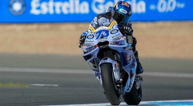 Alex Marquez prima cade, poi fa il record della pista e domina le libere a Jerez. Bagnaia alle sue spalle