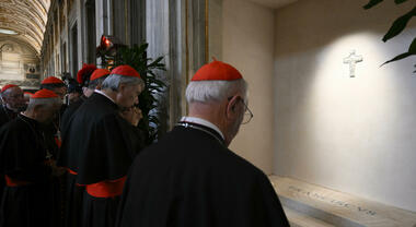 I cardinali visitano la tomba di Francesco: «Nuovo Papa? Tra noi nessuna  contesa». Cosa