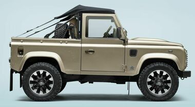 Land Rover, il ritorno di un'icona: ecco la Classic Defender V8 Soft Top