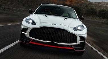 Aston Martin DBX S, il supersuv è ancora più potente. Con 727 cv scatta da 0 a 100 km/h in 3,3" e tocca i 311 km/h