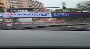 EPrix Monaco, sulla pista bagnata di Montecarlo prima del via a bordo della Porsche Taycan