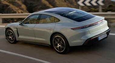 Porsche Taycan 4, non solo stile e prestazioni. Ha anche il nuovo ecosistema digitale PCM