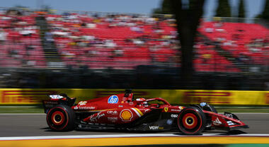F1, Imola si prepara per il Gp, attesi 200mila tifosi al circuito. Bagno di folla per le Rosse di Maranello