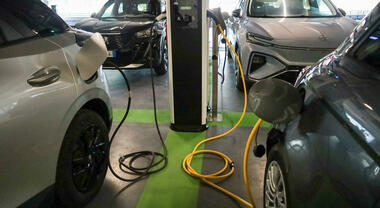 Aie, volano vendite globali elettrico, +35% nel primo trimestre nel 2025. Possibile target a 20 milioni quest'anno