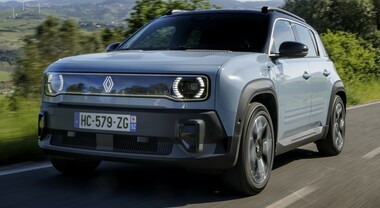 R4, torna l'auto in jeans. Al volante del modello Renault, ora solo elettrico, che reinterpreta i valori che resero celebre l’originale