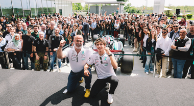 Kimi Antonelli visita la Petronas ed è premiato dall'Uiga: “A 300 all’ora non c’è paura. Solo felicità”