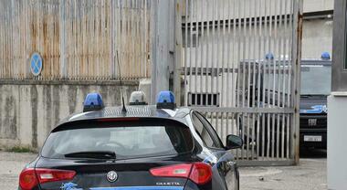 Marino del Tronto, porta in carcere telefonini e cocaina: beccata ...