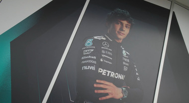 Kimi Antonelli visita la Petronas ed è premiato dall'Uiga