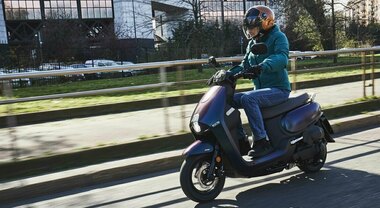 SYM Colibrì, il nuovo scooter 125 che punta sullo stile: "cambia colore" in funzione della luce