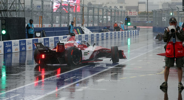 FE, qualifiche annullate per la pioggia a Tokyo. Grazie alle libere Rowland (Nissan) in prima fila davanti a Mortara (Mahindra)