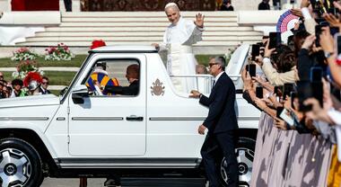 Papamobile elettrica per l'insediamento di Leone XIV. È una Classe G elettrica donata a Francesco prima del Giubileo