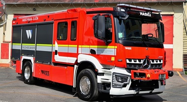 Mercedes, il nuovo Arocs 1846L mette la divisa dei Vigili del Fuoco. Trazione 4x2, 455 cv e cisterna d'acqua da 4.000 litri