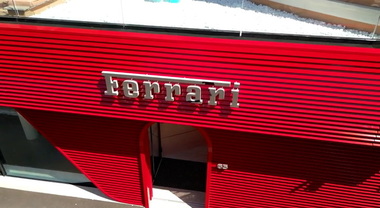 Ferrari, è la SaMoCar il primo showroom al mondo che riflette la nuova Corporate Identity