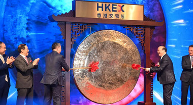 Catl brinda e fa il botto con Ipo record del 2025, subito +16% a Hong Kong