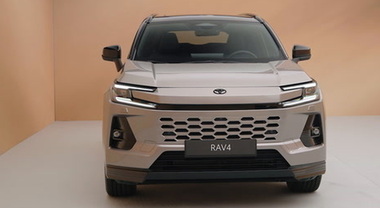 Toyota RAV4 cambia faccia, la sesta generazione cresce in efficienza e tecnologia